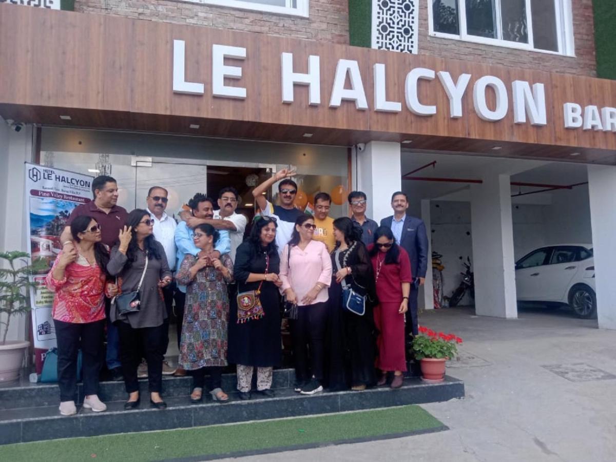 Hotel Le Halcyon , Kasauli Solan Ngoại thất bức ảnh
